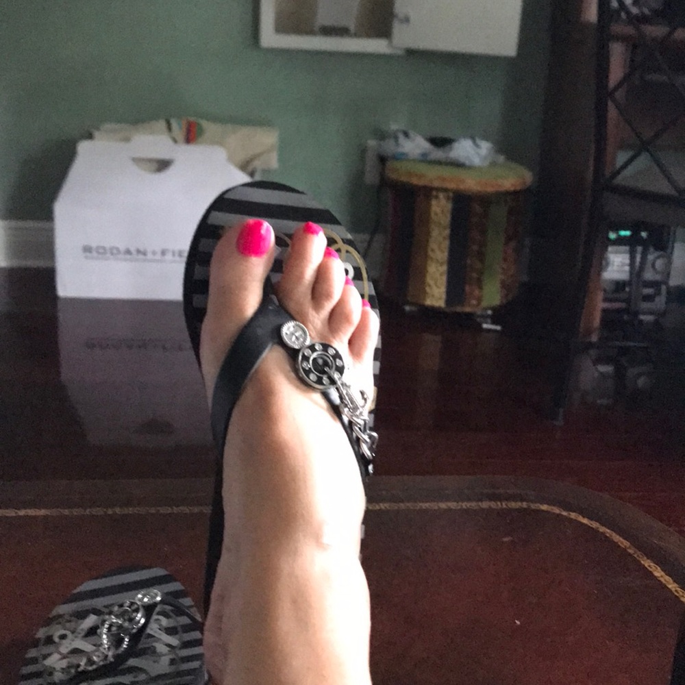 Guess black flip flop wedges size 6